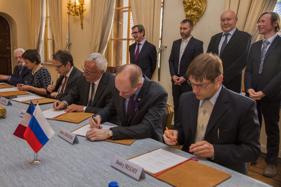 Наука без границ: В Москве подписано соглашение о создании российско-французского Междисциплинарного научного центра Понселе