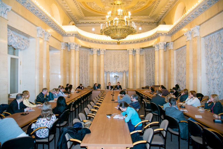 Сотрудники РНФ ответили на вопросы профессоров РАН в рамках совместного семинара
